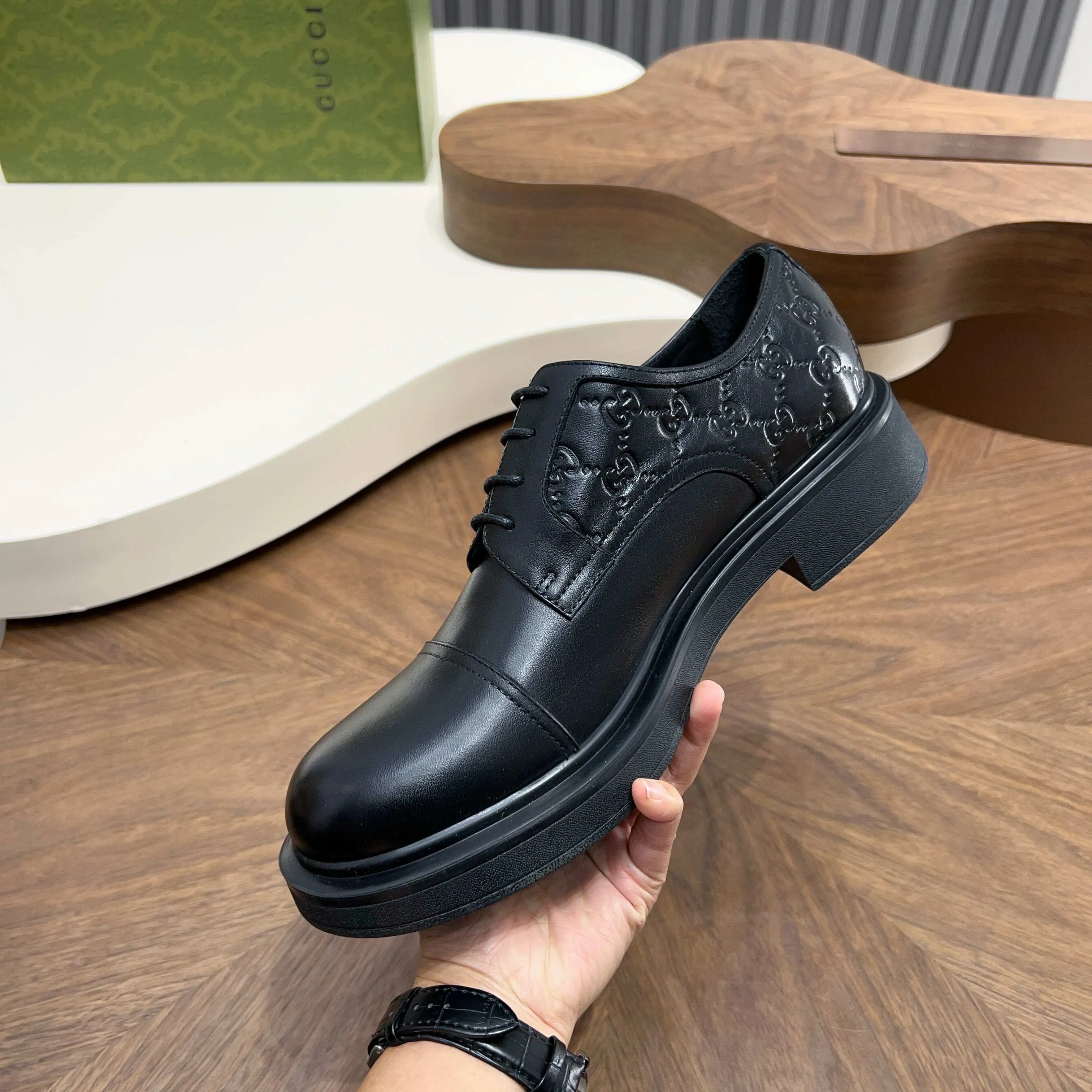💰780 Gucci/Gucci new men’s lace-up shoes with GG details, matte cow leather derby shoes! The design of this men's lace-up shoe is rooted in the brand's heritage. Crafted from premium waxed cow leather, it is embellished with GG printed embossed suede leather details, a nod to Gucci's iconic monogram. The rubber sole decorated with GG pattern adds a touch of modern fashion to this design. Typical three-joint style design. European and American classic version, full calfskin lining. The overall upper texture is soft and the lining is comfortable and breathable. 2CM thickened soft rubber sole, easy to control. Versatile and stylish upper foot, multiple colors available to meet different matching needs, complete package! Size: 39-40-41-42-43-44 leather shoe size (38.45.46 can be customized)